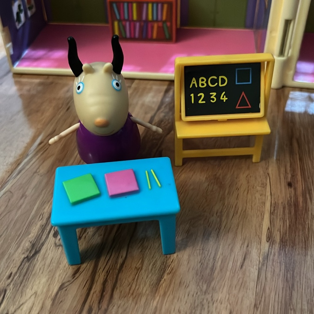 Peppa Pig School Playset - Picture 2 of 11